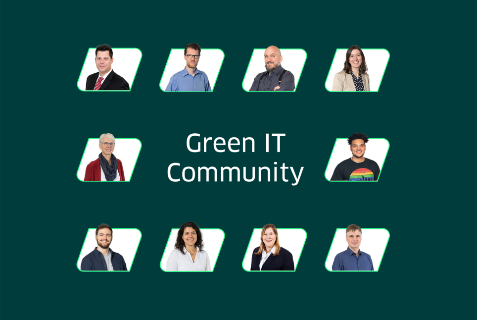 Gruppe von Personen der "Green IT Community" auf dunkelgrünem Hintergrund, mit stilisierten Rahmen und zentralem Text "Green IT Community".