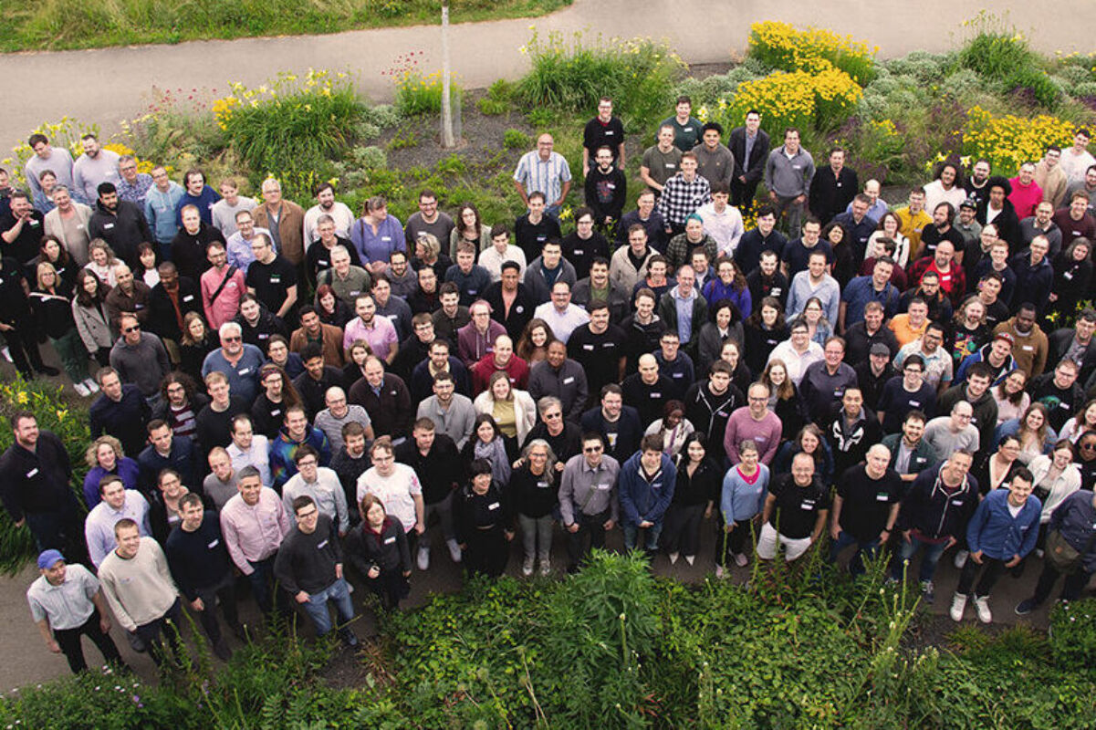 Ein Foto unseres Teams aufgenommen von oben.