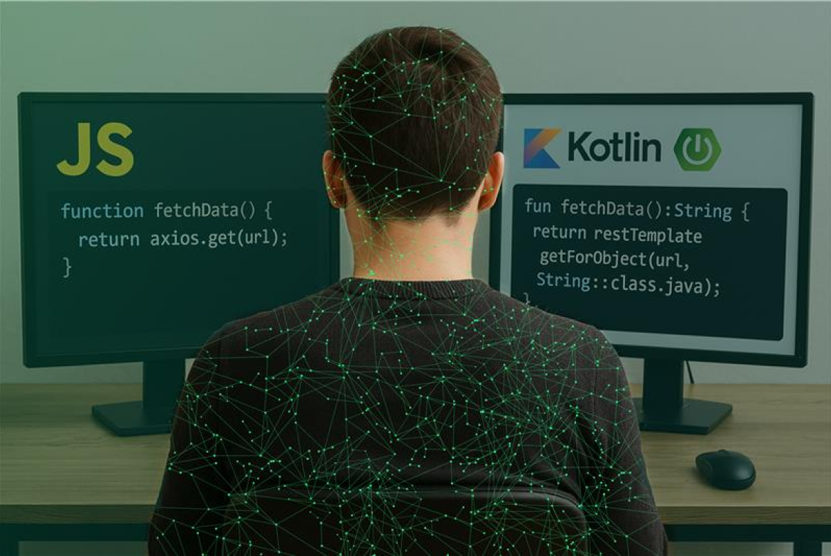 Migration von Microservices: Ein Softwareengineer sitzt vor zwei Bildschirmen, auf dem linken Java Script auf dem rechten Kotlin.