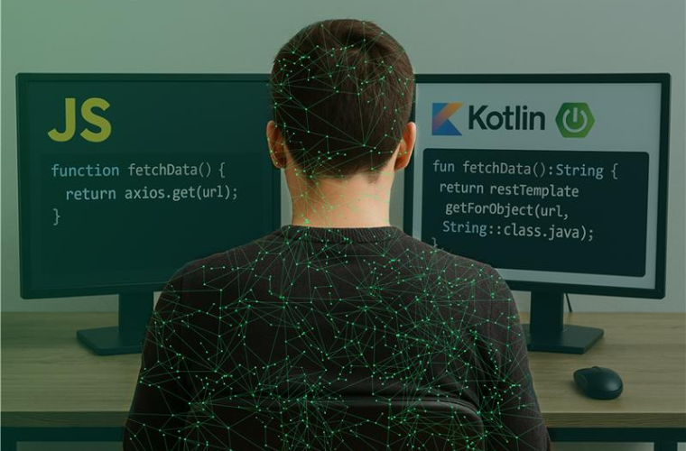 Migration von Microservices: Ein Softwareengineer sitzt vor zwei Bildschirmen, auf dem linken Java Script auf dem rechten Kotlin.