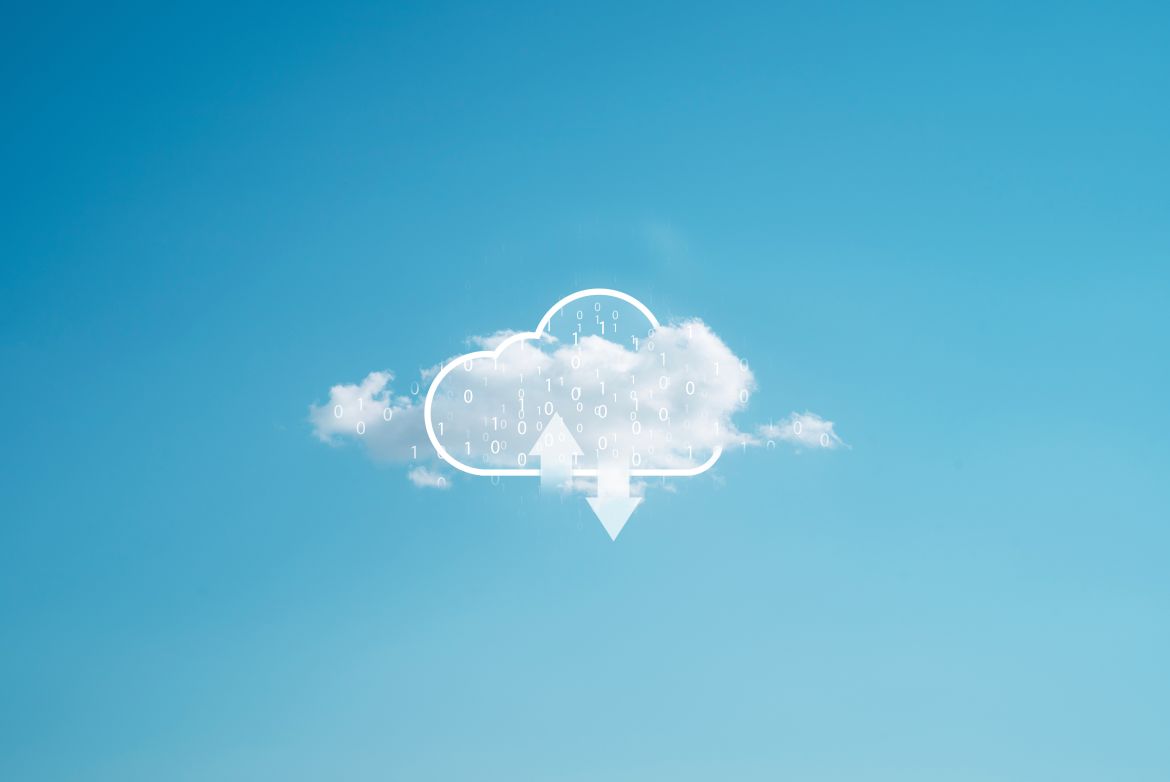 Weiße Cloud-Icon mit Upload- und Download-Pfeilen sowie Binärzahlen vor hellem blauen Himmel.