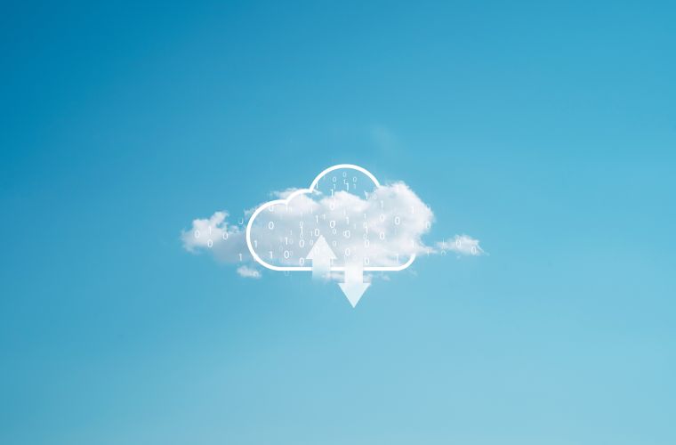 Weiße Cloud-Icon mit Upload- und Download-Pfeilen sowie Binärzahlen vor hellem blauen Himmel.