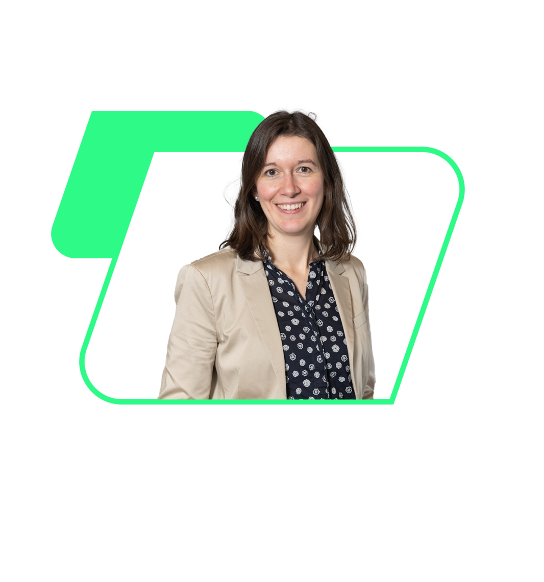 Julia Brechtel freigestellt vor Accso-Raute