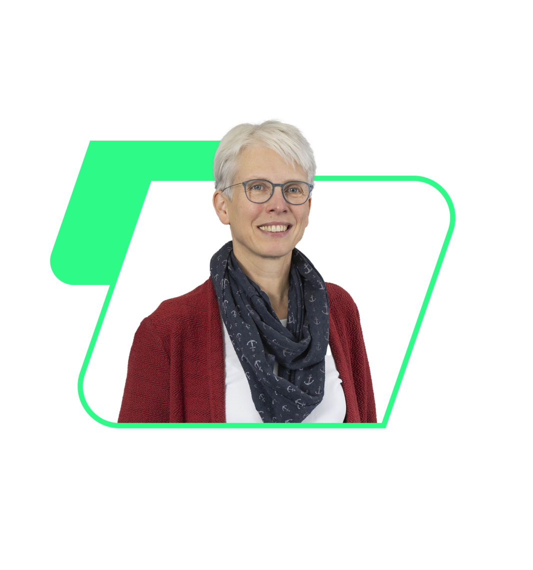 Porträt einer Frau mit weißen Haaren, Brille und dunklem Schal mit Anker-Muster. Sie trägt eine rote Strickjacke und lächelt. Das Bild ist in ein modernes, grafisches Design mit grünen und grauen Elementen eingebettet.