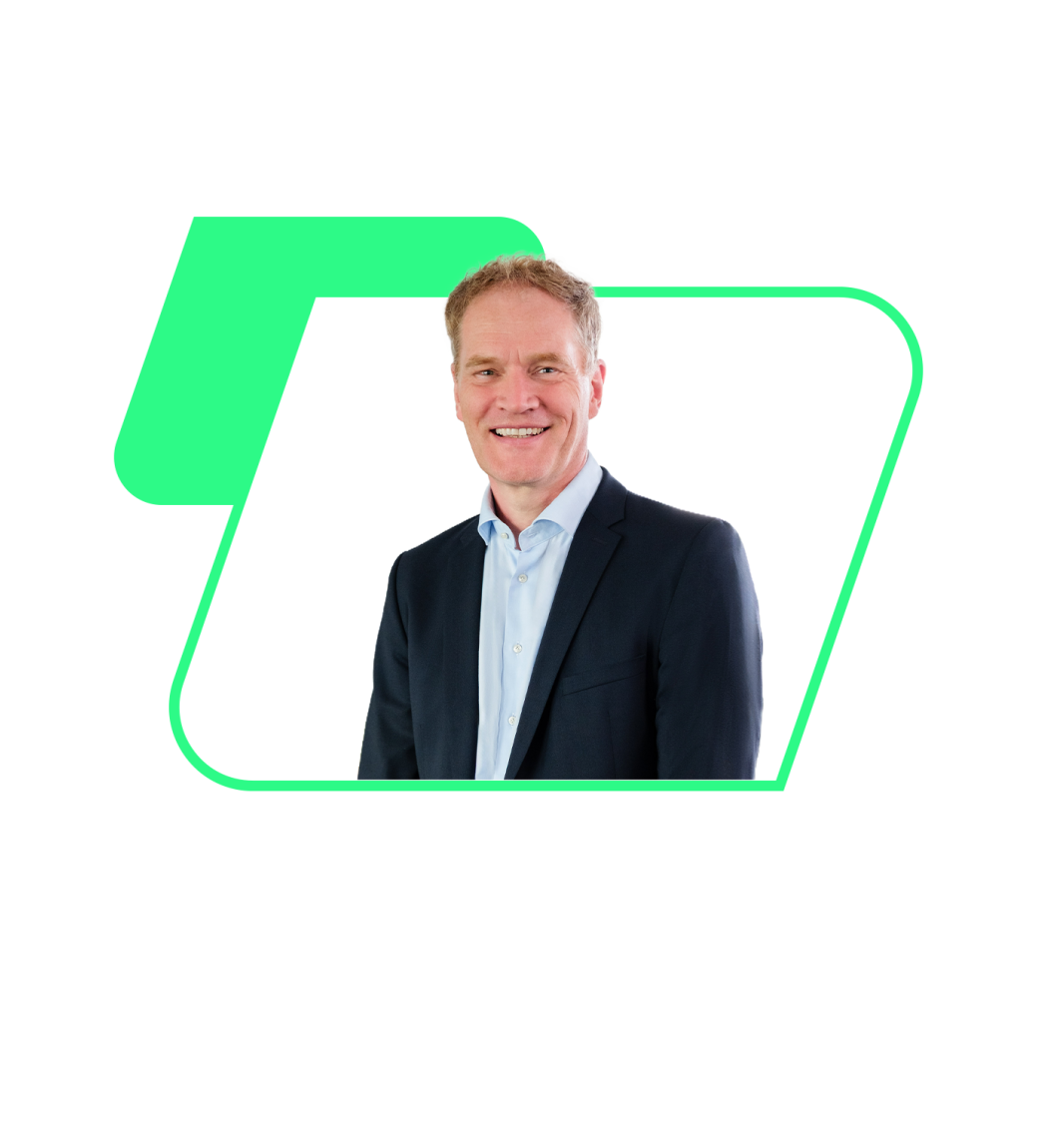 Person in dunklem Blazer und hellblauem Hemd vor zwei leuchtend grünen Geometrieformen auf weißem Hintergrund.