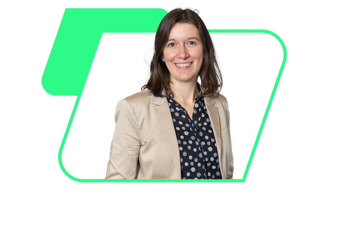 Julia Brechtel freigestellt vor Accso-Raute