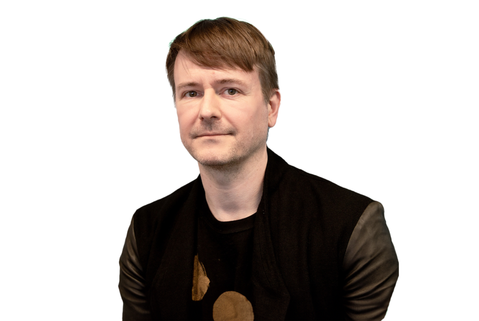 Porträt eines Mannes mit kurzen braunen Haaren, schwarzer Jacke mit Lederärmeln und schwarzem T-Shirt mit braunen Kreisen. Er schaut neutral in die Kamera. Der Hintergrund ist weiß mit einem grünen grafischen Element.