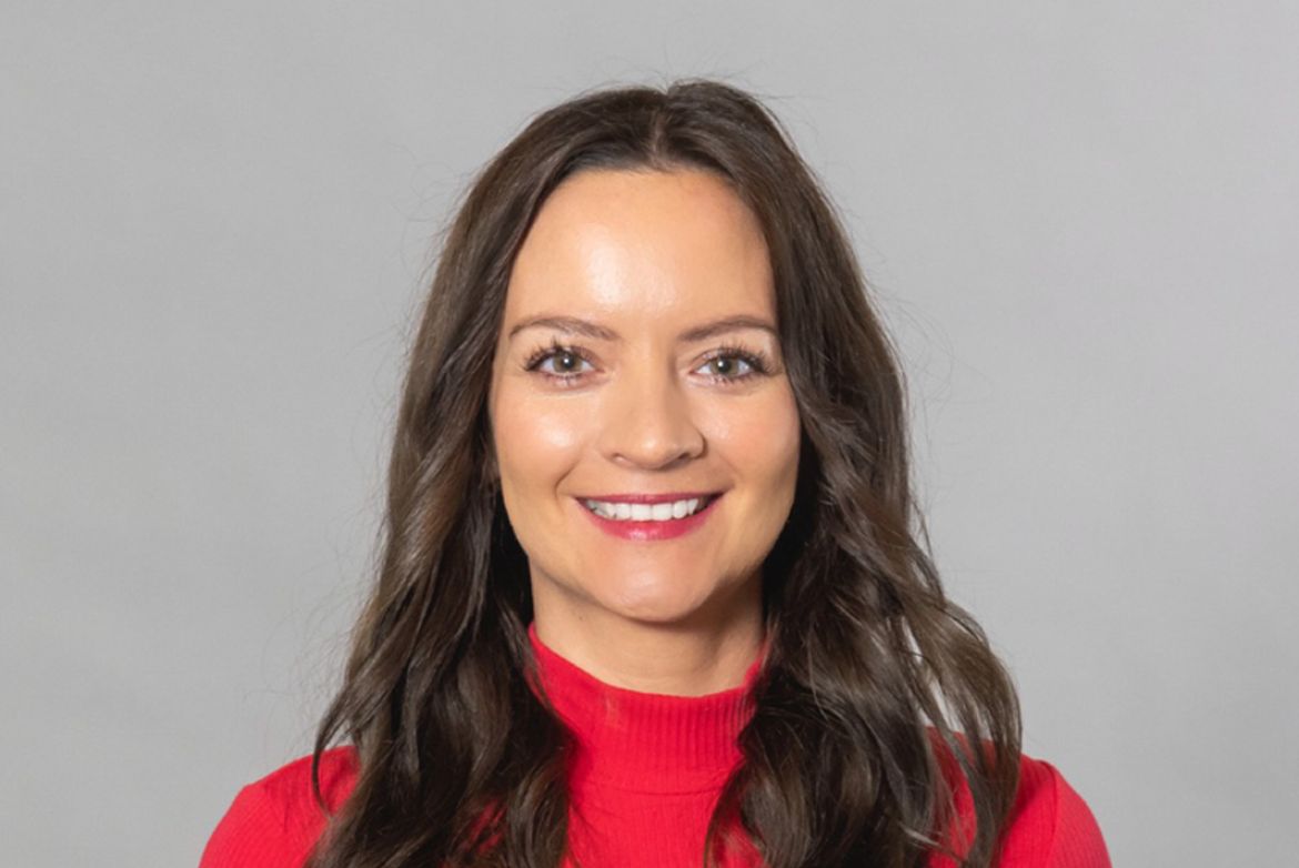 Talent Manager in die Kamera lächelnd.