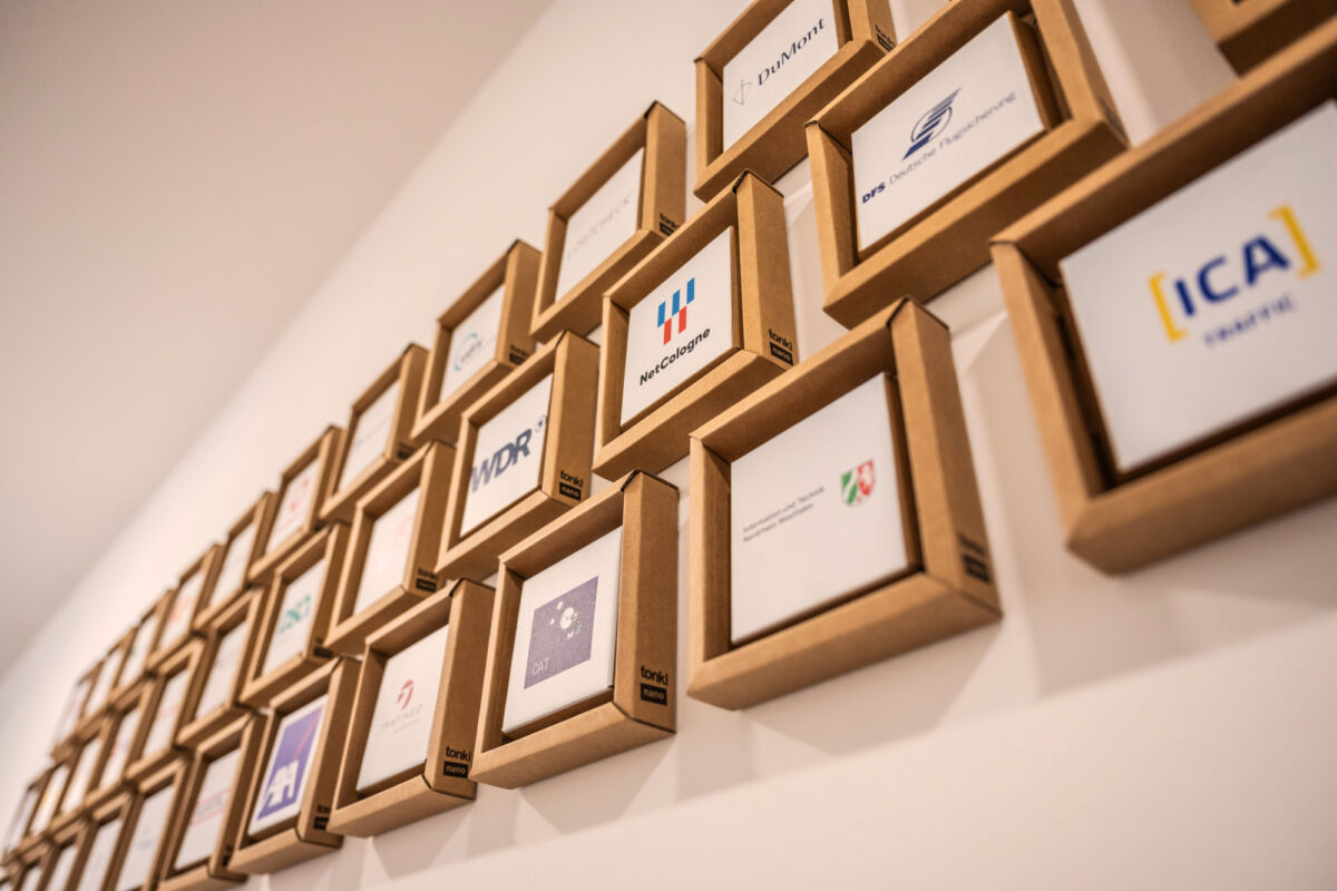 25 Bilderrahmen mit den Logos der Kunden von Accso