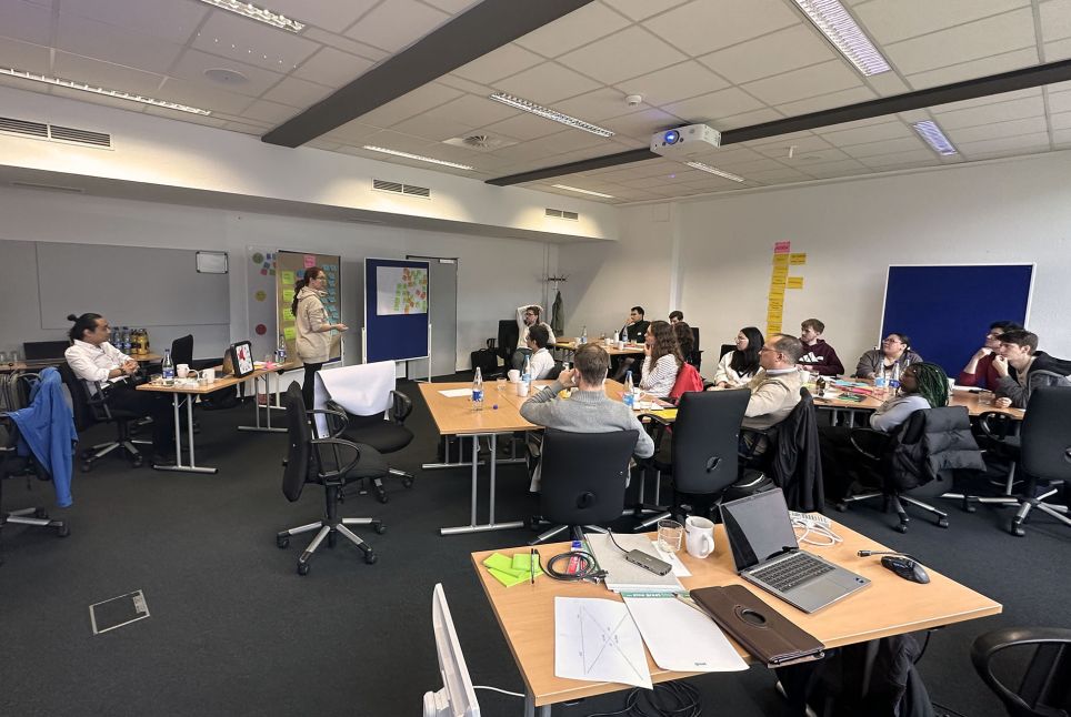 Eine Gruppe von Menschen im einer Workshop-Situation.