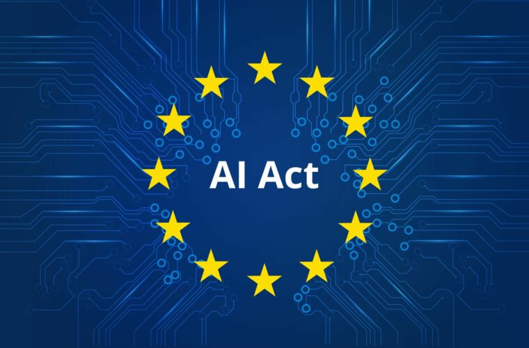 Gelbe Sterne der EU-Flagge im Kreis auf dunkelblauem Hintergrund. In der Mitte steht "AI Act".